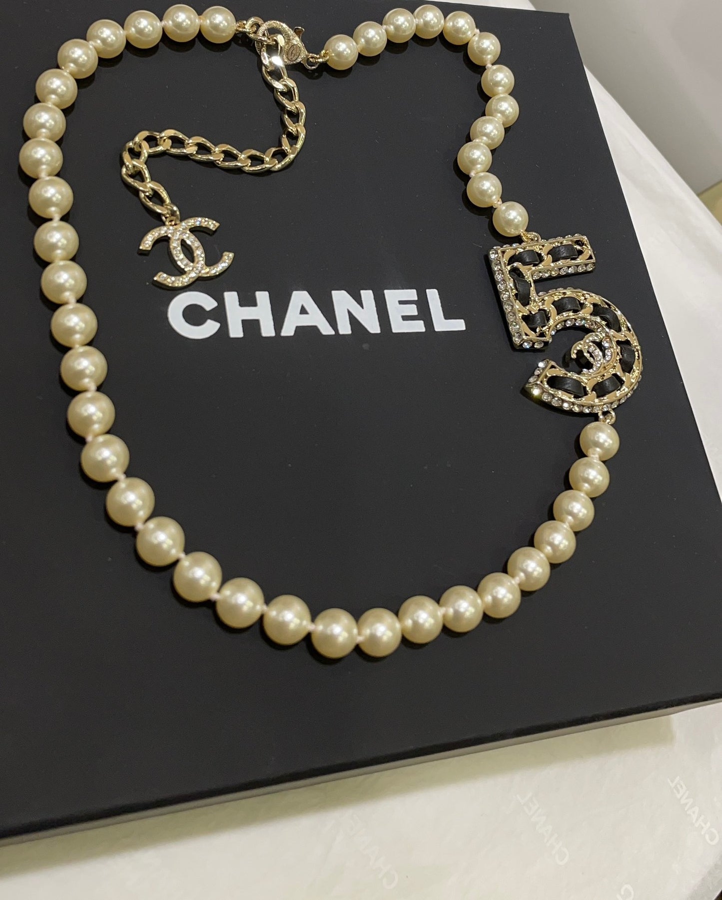 Chanel No.5 short necklace sheep leather Swarovski pearl crystal vintage 2410022CH