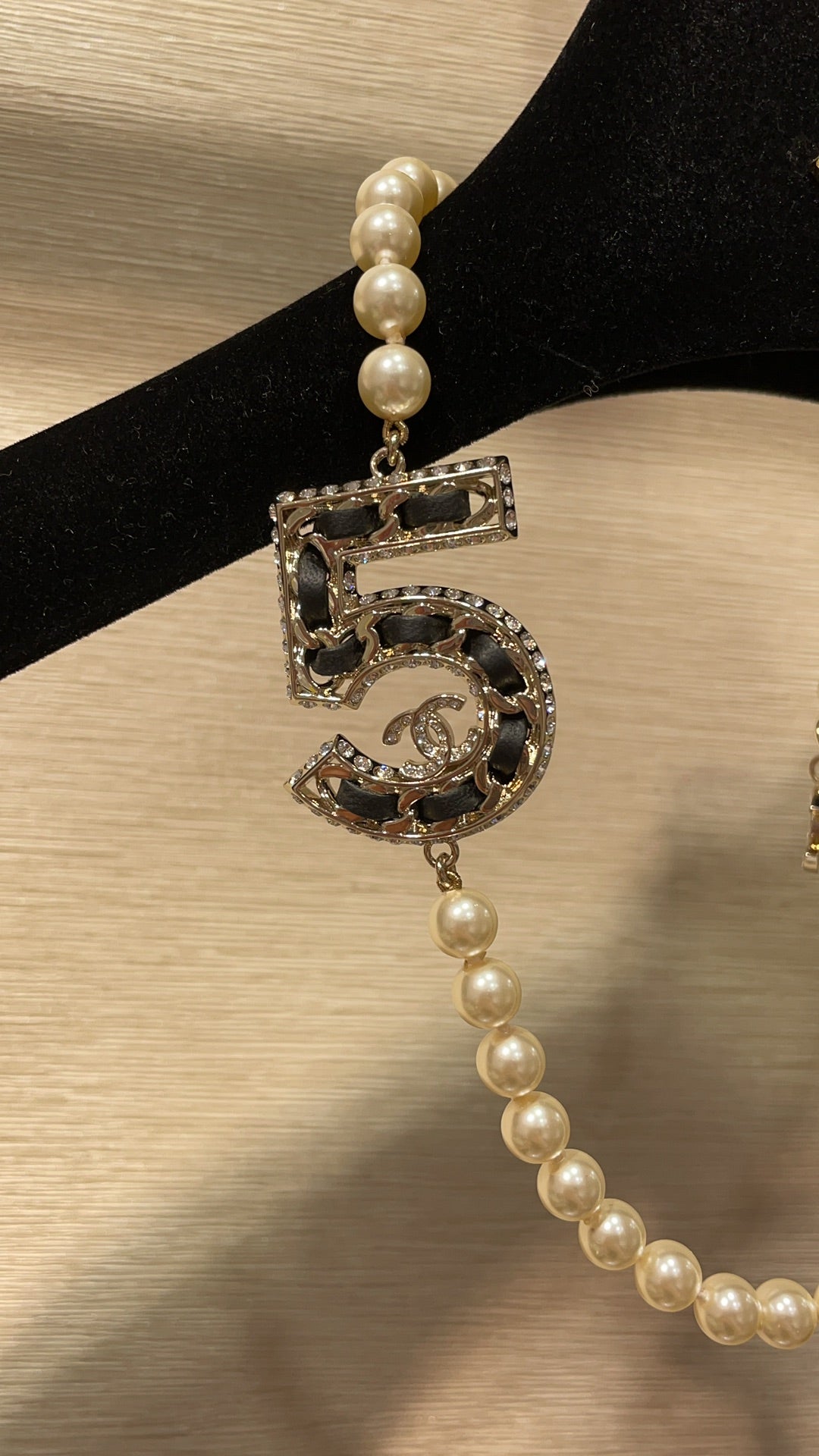 Chanel No.5 short necklace sheep leather Swarovski pearl crystal vintage 2410022CH