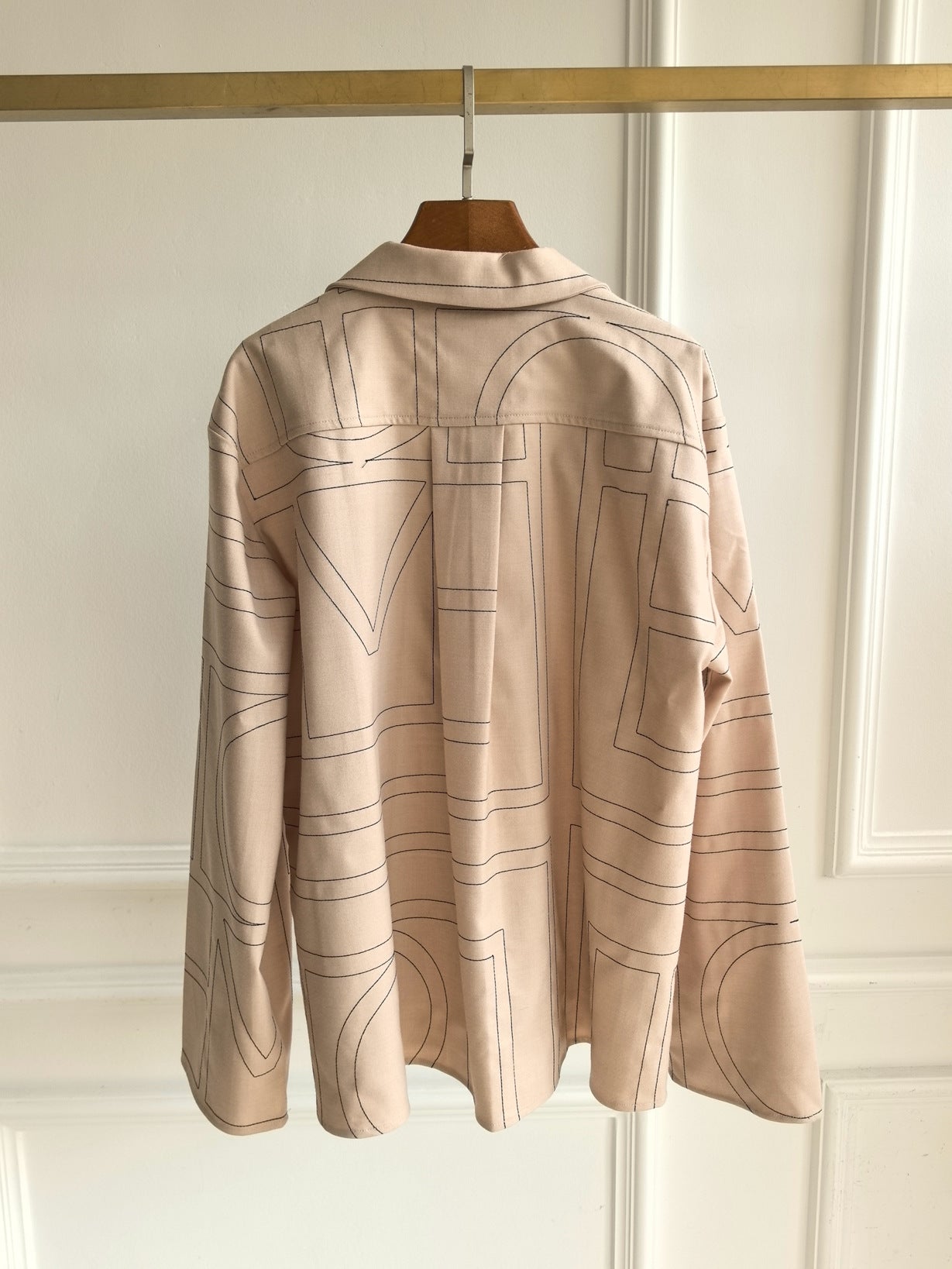 2501042TT Toteme Women Fannel Shirt Tops Embroidery Madal Oversize Full Sleeve Front Button Gray Beige Black