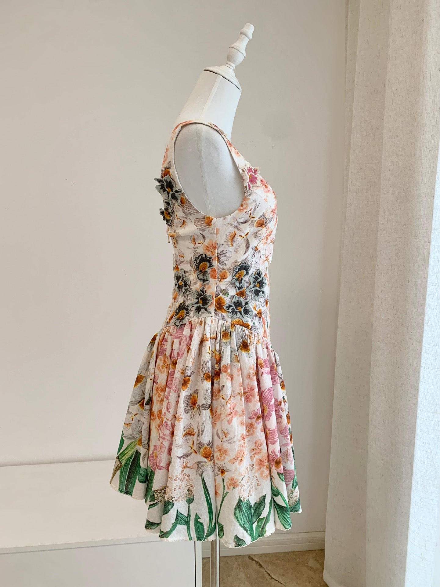 Agua Sleeveless Mini Dress Linen beige color floral print U-neck backless rear-zip applique 2502046Agu