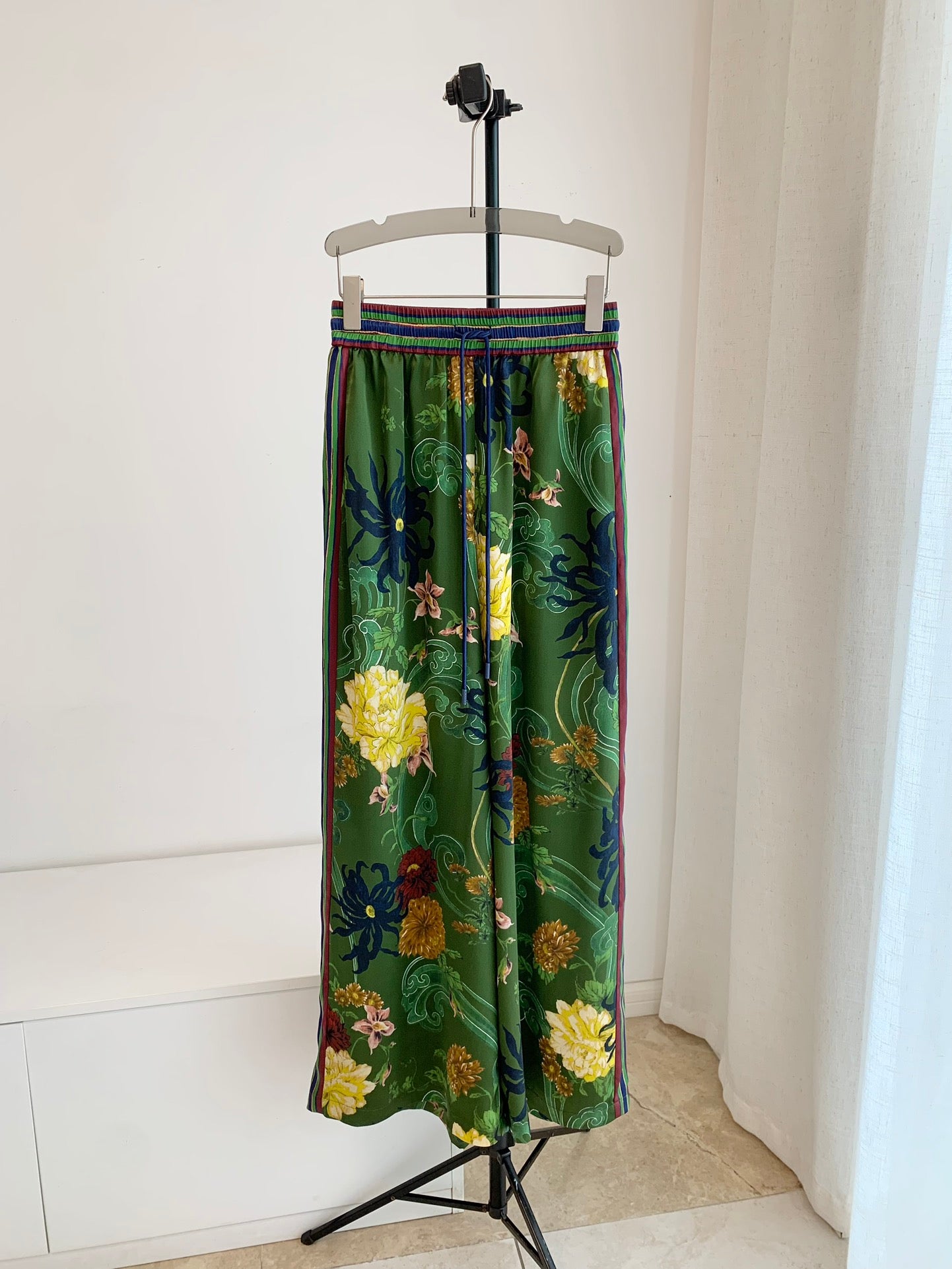 Alemais Avery Silk Set Shirt Pants Dark Blue Floral Print Short Sleeve Front Button Wide-Leg 2507058AL