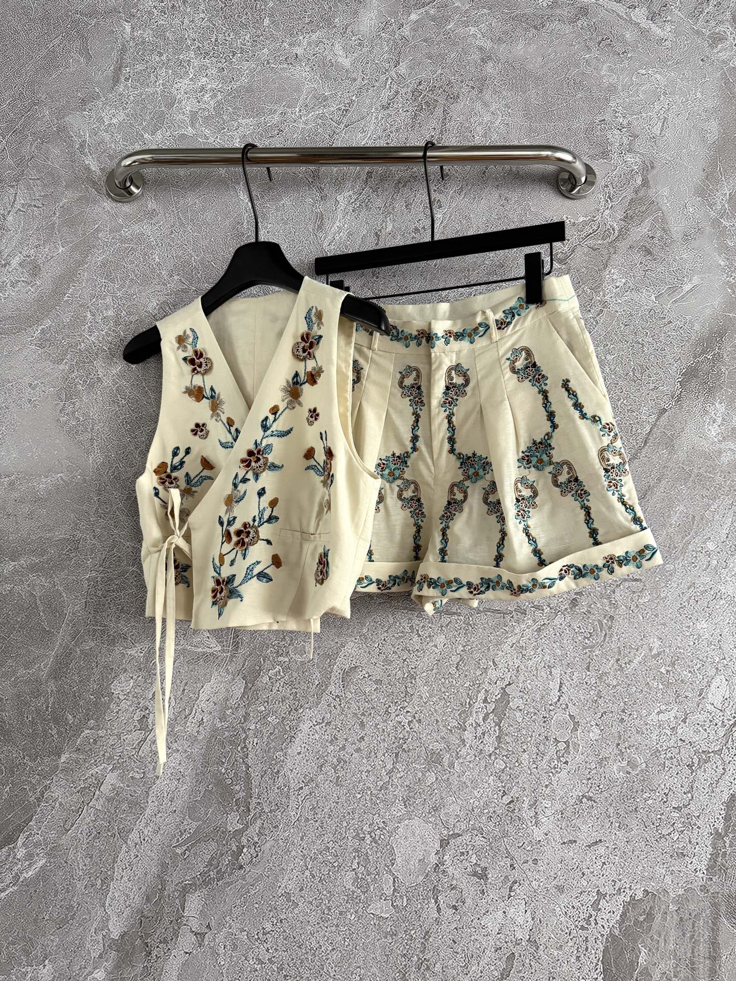 Agua linen vest shorts set beige embroidery flower wrap tops V-neck sleeveless zipper 2506073agua