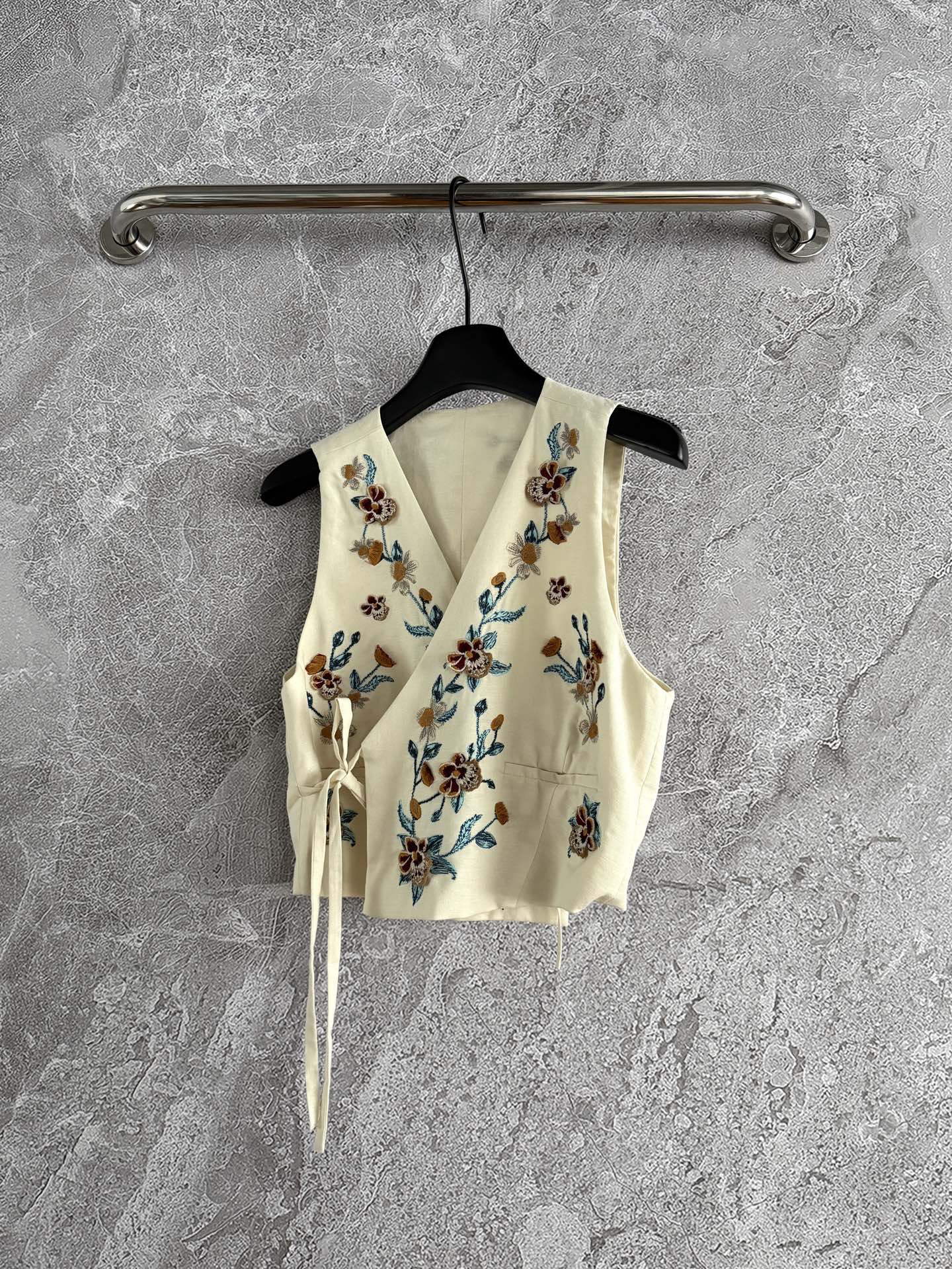 Agua linen vest shorts set beige embroidery flower wrap tops V-neck sleeveless zipper 2506073agua