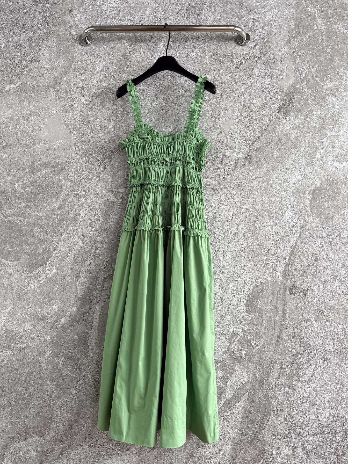 Doen Midi Dress Green Cotton Sleeveless Ruffels Elastic Summer Slash Neck Pleated 2506012Doen