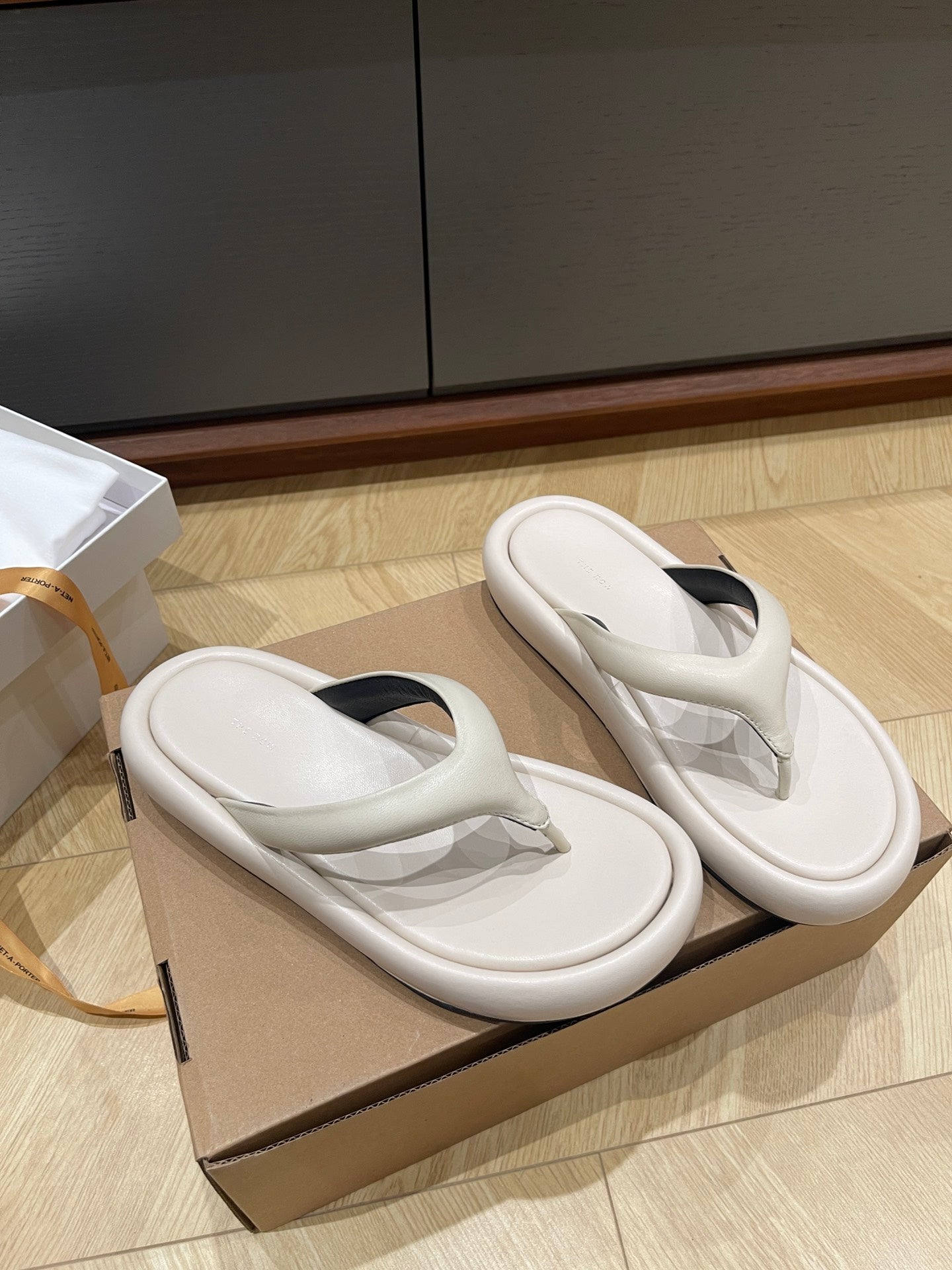 The Row Summer Women Flip-flops sandals black white leather flat sole size 35-40 2503132TR