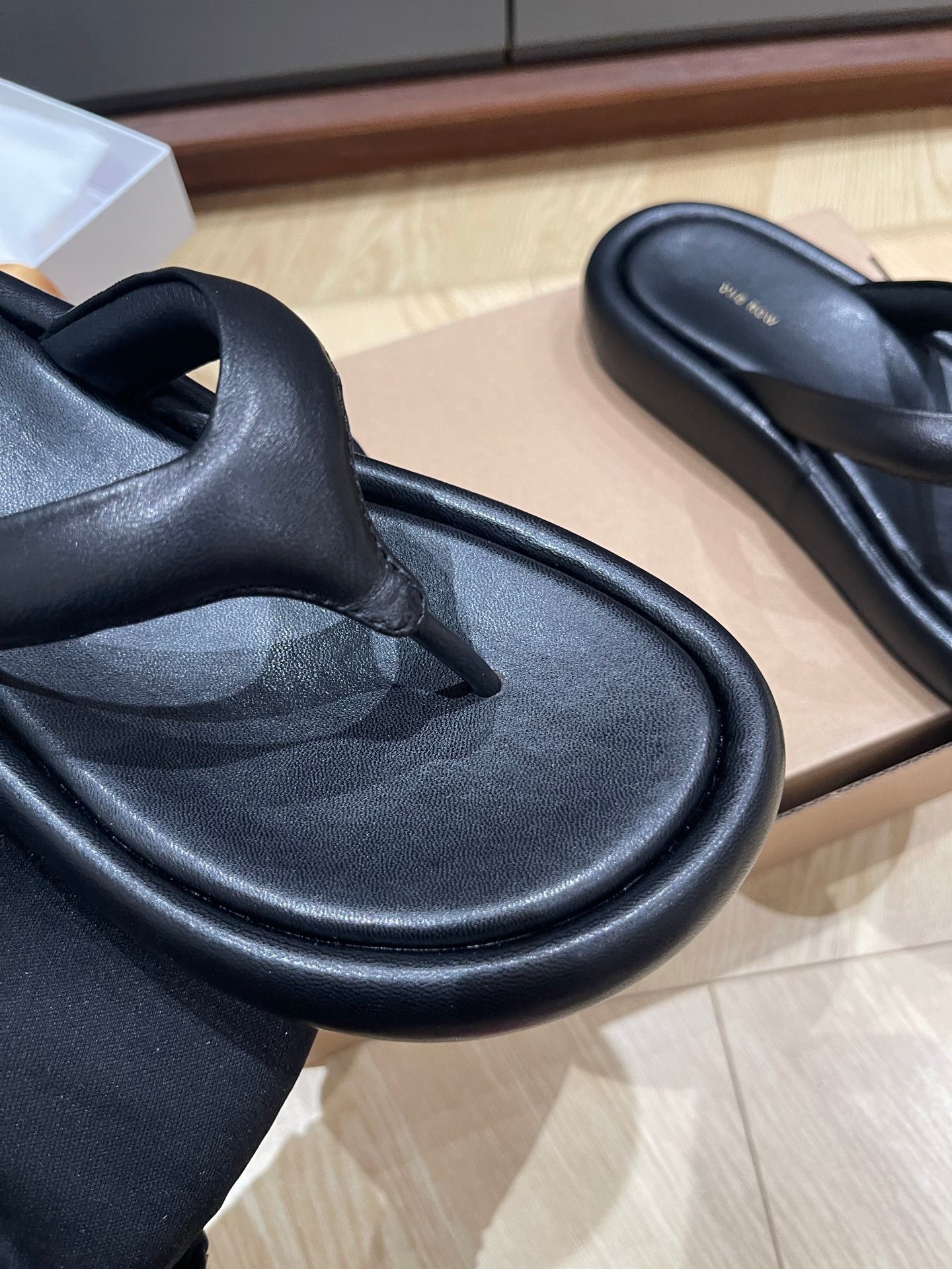 The Row Summer Women Flip-flops sandals black white leather flat sole size 35-40 2503132TR