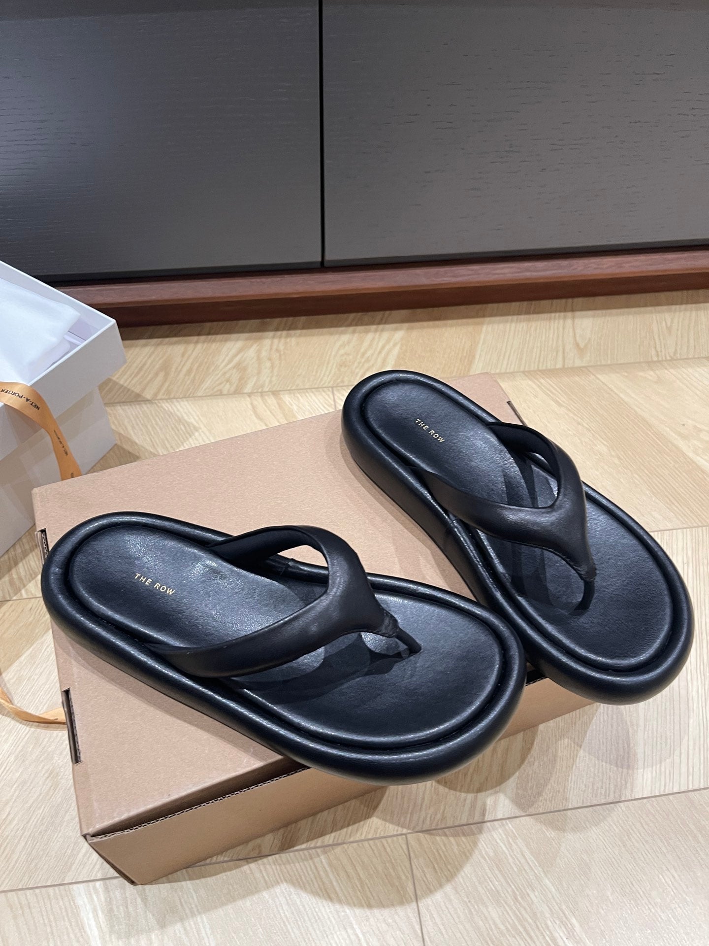 The Row Summer Women Flip-flops sandals black white leather flat sole size 35-40 2503132TR