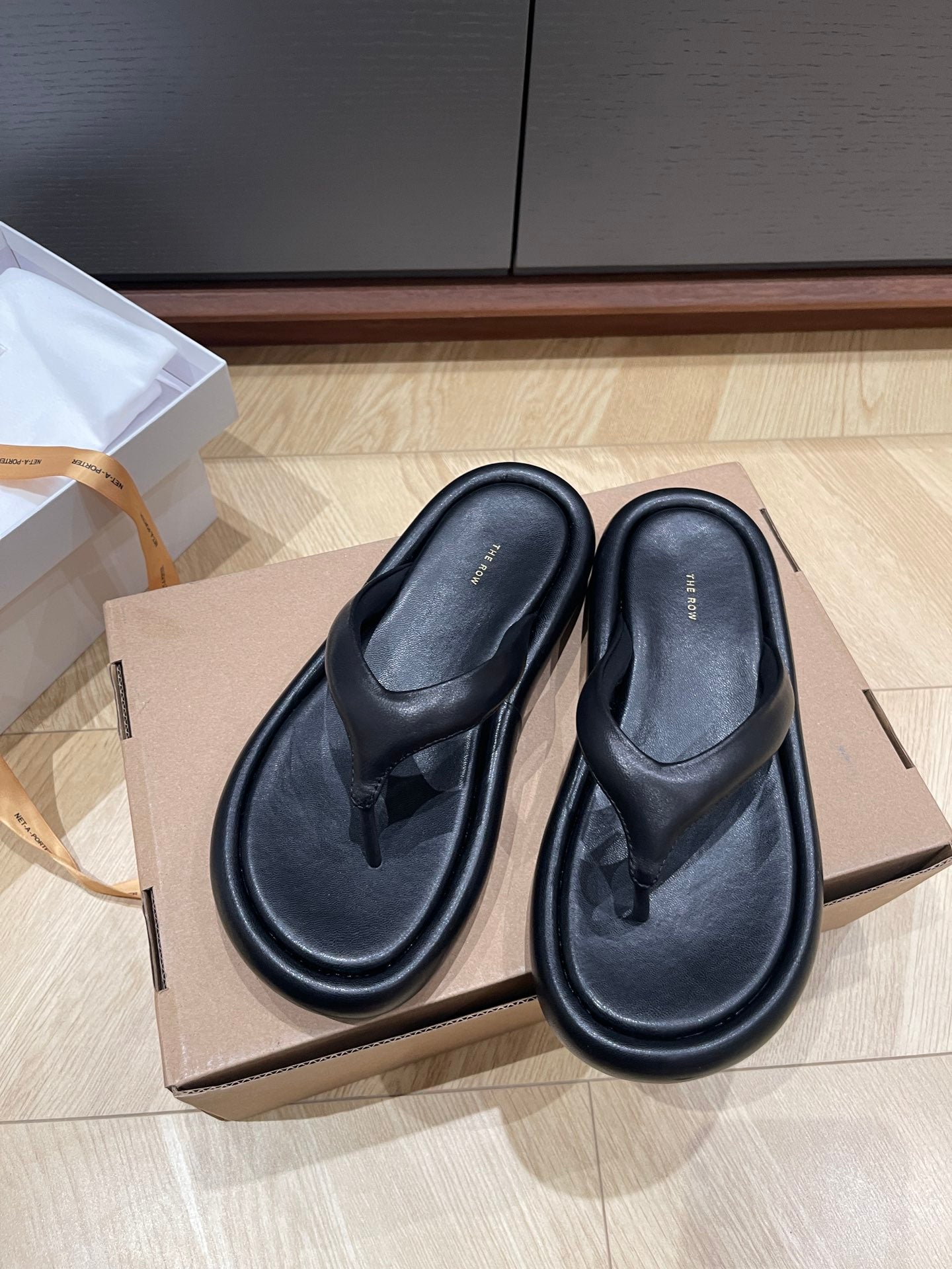 The Row Summer Women Flip-flops sandals black white leather flat sole size 35-40 2503132TR