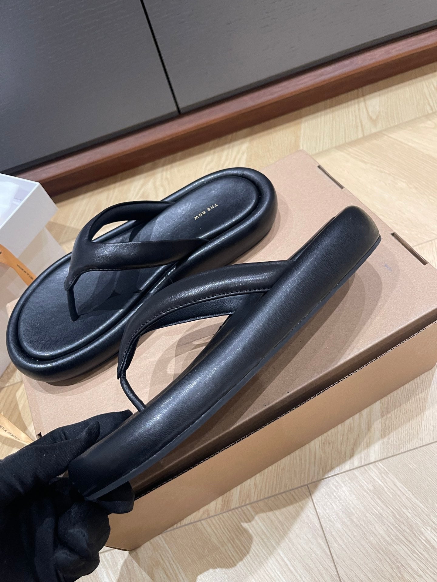 The Row Summer Women Flip-flops sandals black white leather flat sole size 35-40 2503132TR