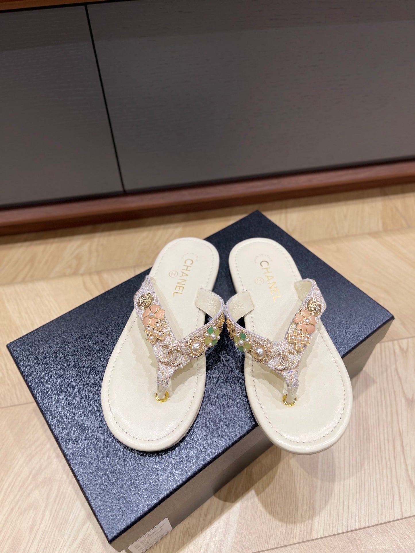 Chanel Summer Slipper flip flops Flat Leather Sole rhinestone Metal Logo black pink beige 2504052CH