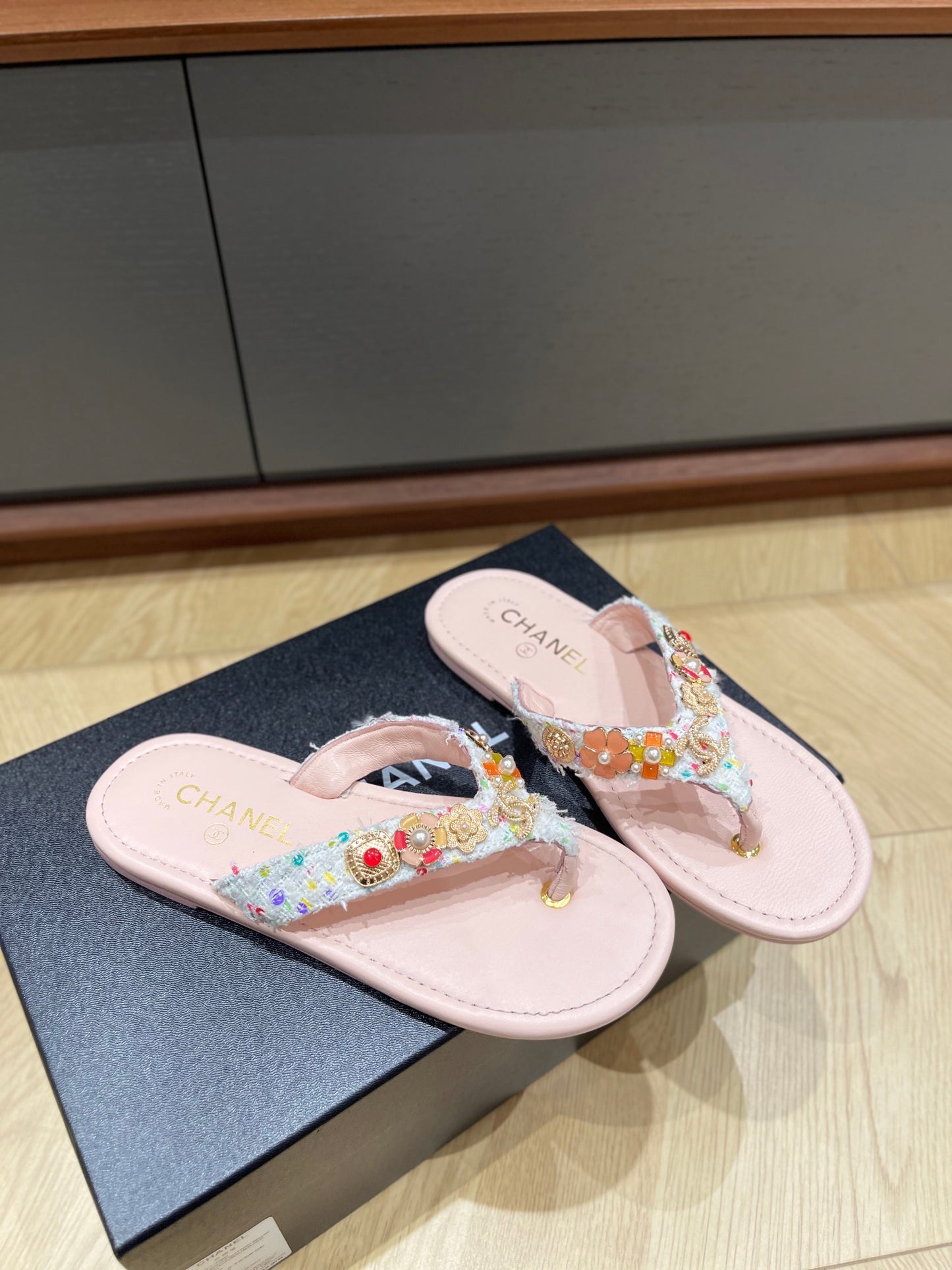 Chanel Summer Slipper flip flops Flat Leather Sole rhinestone Metal Logo black pink beige 2504052CH