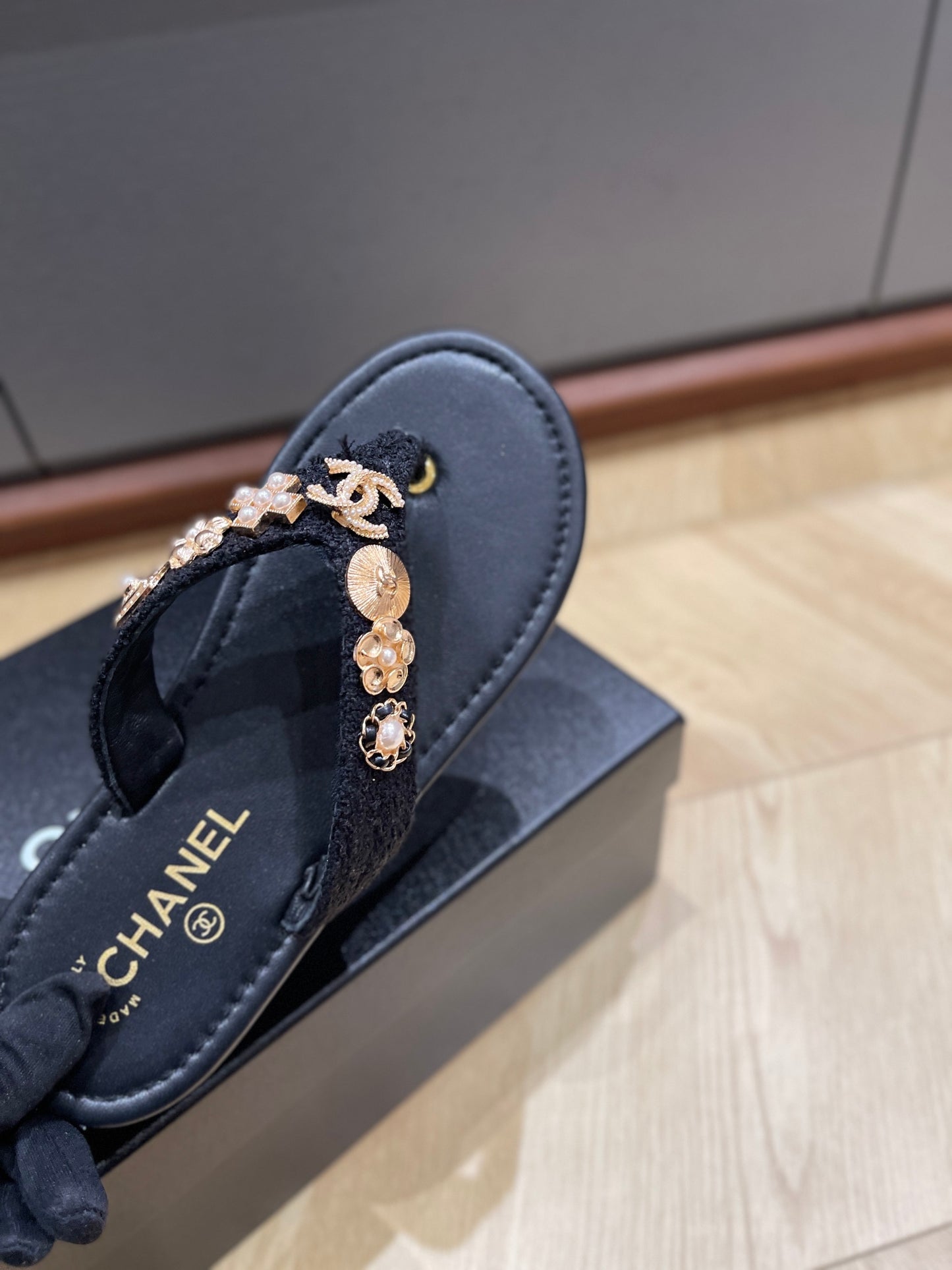 Chanel Summer Slipper flip flops Flat Leather Sole rhinestone Metal Logo black pink beige 2504052CH