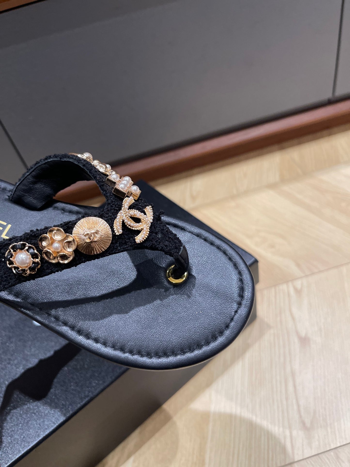 Chanel Summer Slipper flip flops Flat Leather Sole rhinestone Metal Logo black pink beige 2504052CH