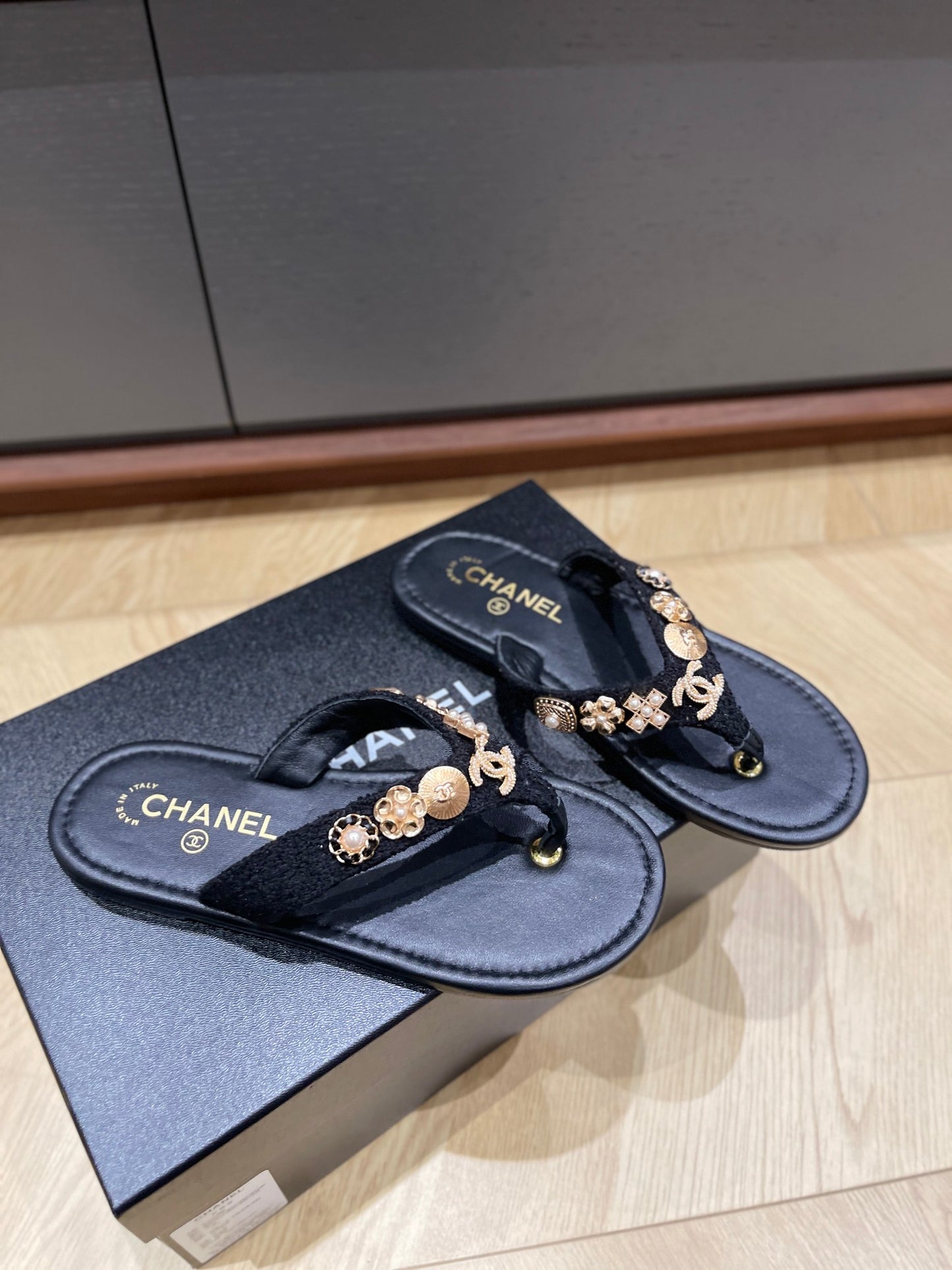 Chanel Summer Slipper flip flops Flat Leather Sole rhinestone Metal Logo black pink beige 2504052CH