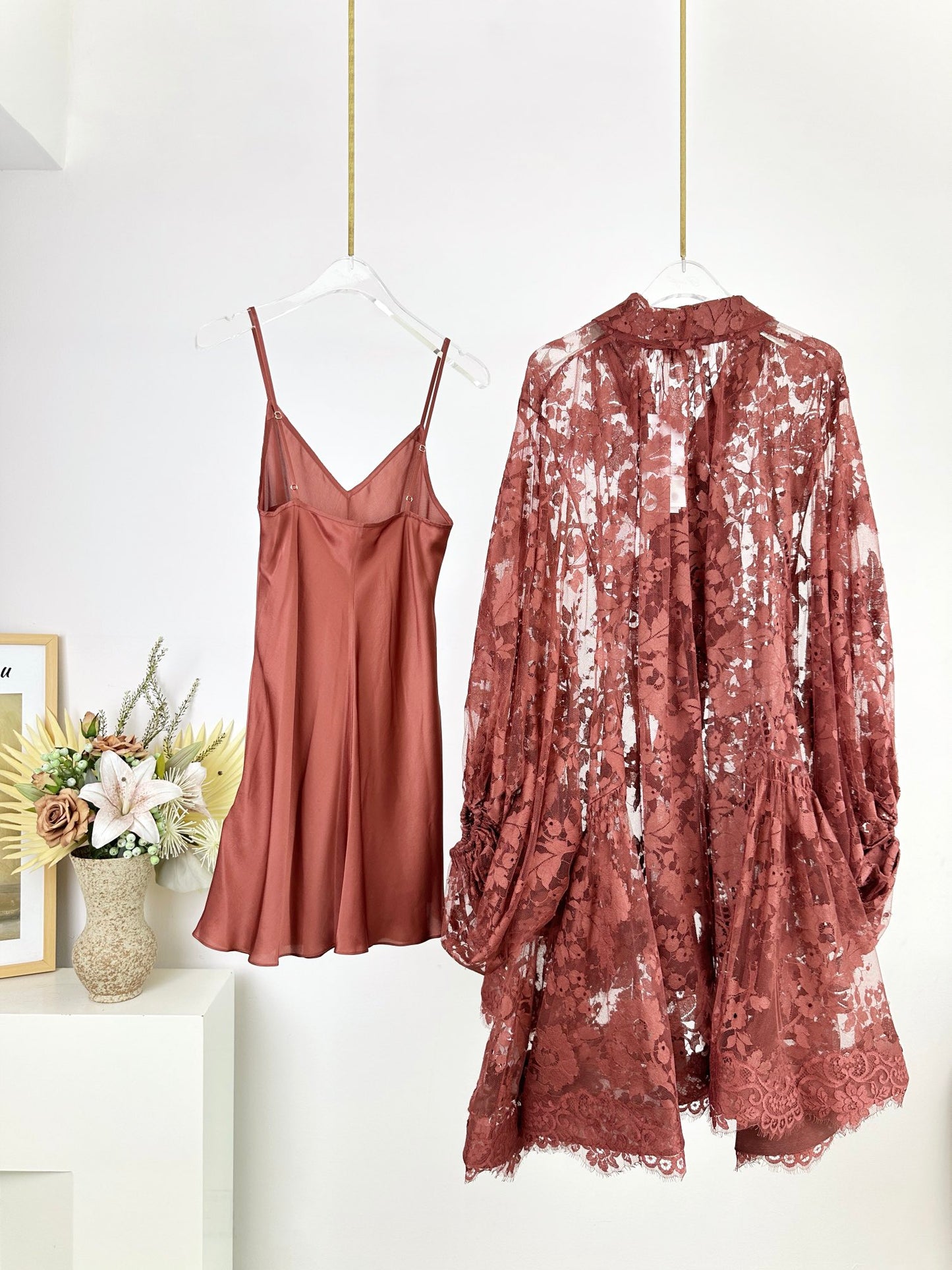 Pre-sell Illustration mini dress rust red cotton blend Chantilly lace V-neck self-tie long puff sleeves 2410009Zim