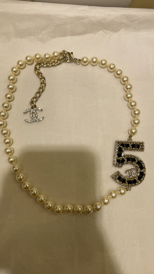 Chanel No.5 short necklace  sheep leather Swarovski pearl crystal vintage 2410022CH