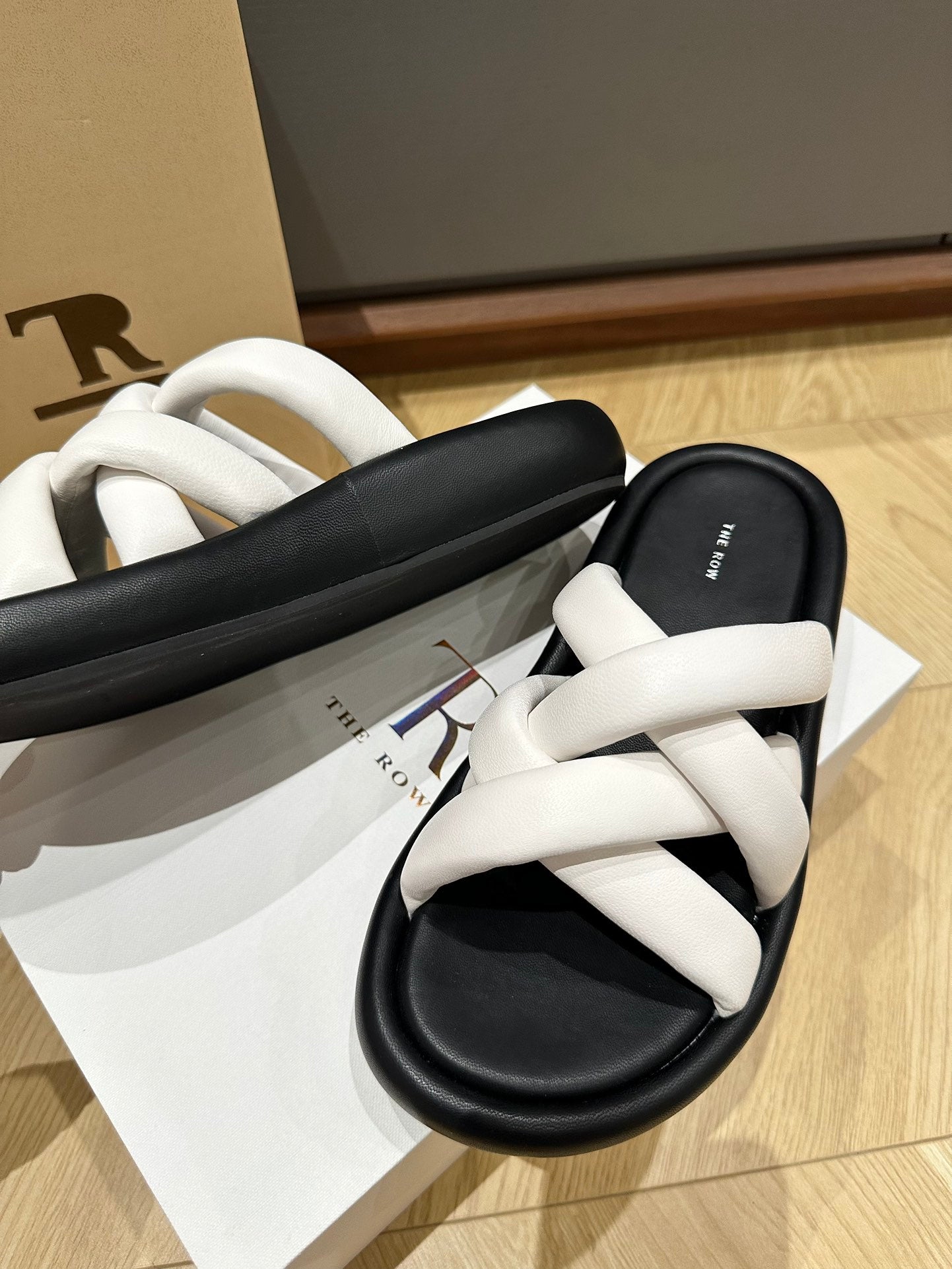 The Row Leather Slippers Black White Flat platform Roman-style Sheep Skin Casual 2505046TR