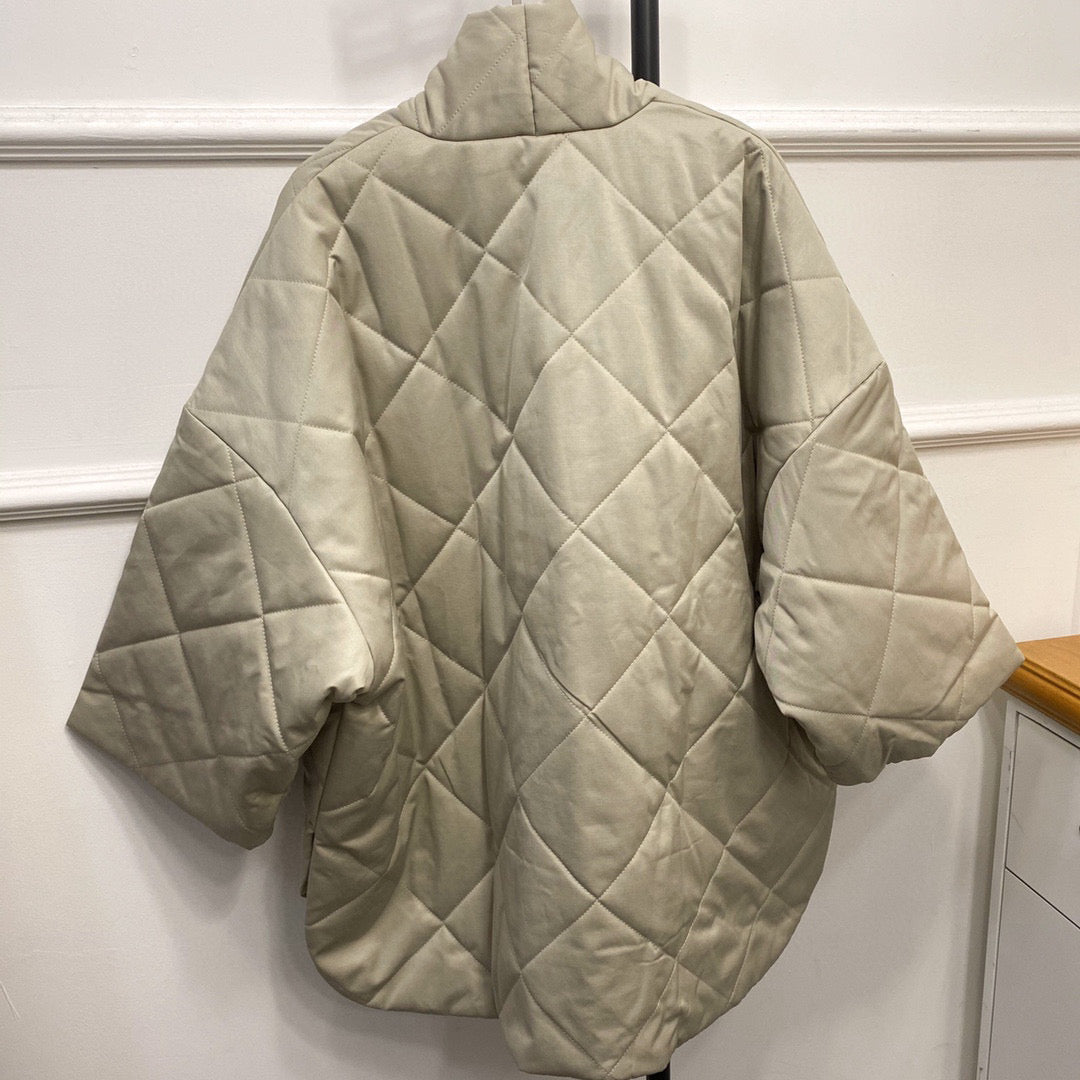 Toteme Oversized Diamond Quilted Cotton Blend Stand Collar Coat for Women 2208085TT