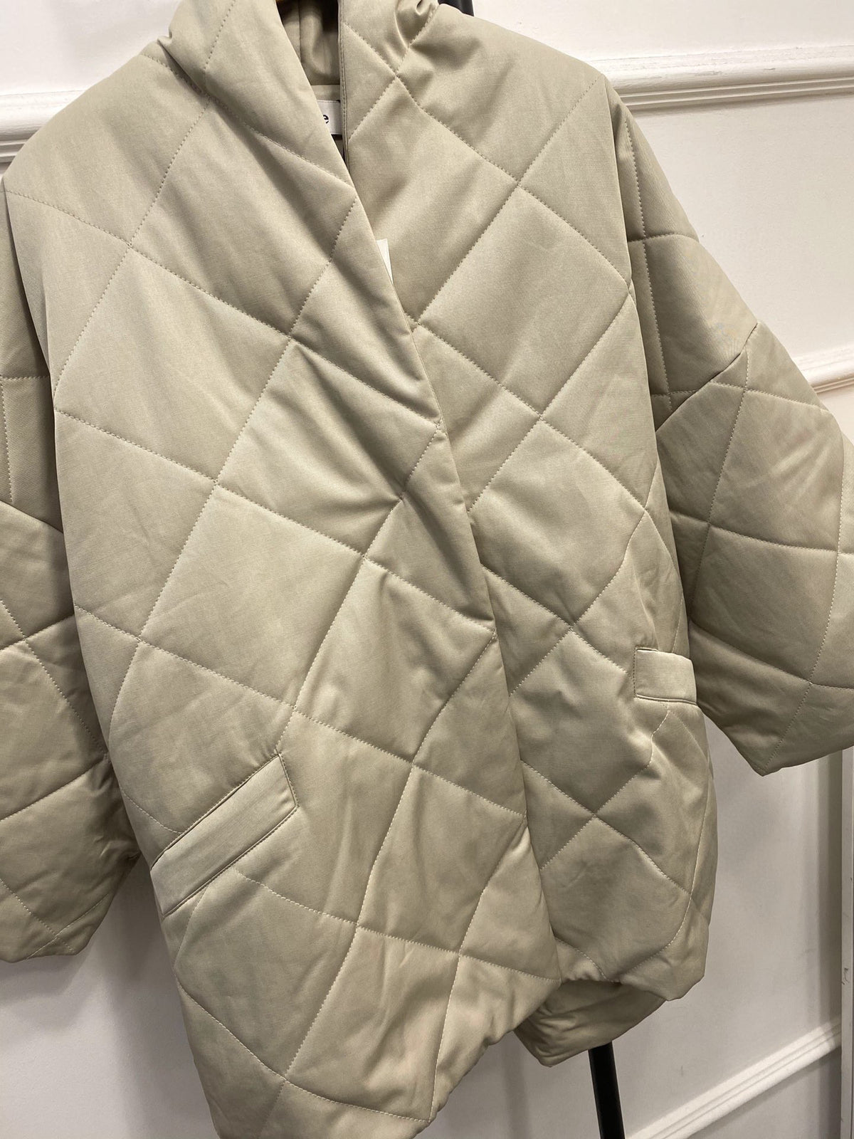 Toteme Oversized Diamond Quilted Cotton Blend Stand Collar Coat for Women 2208085TT