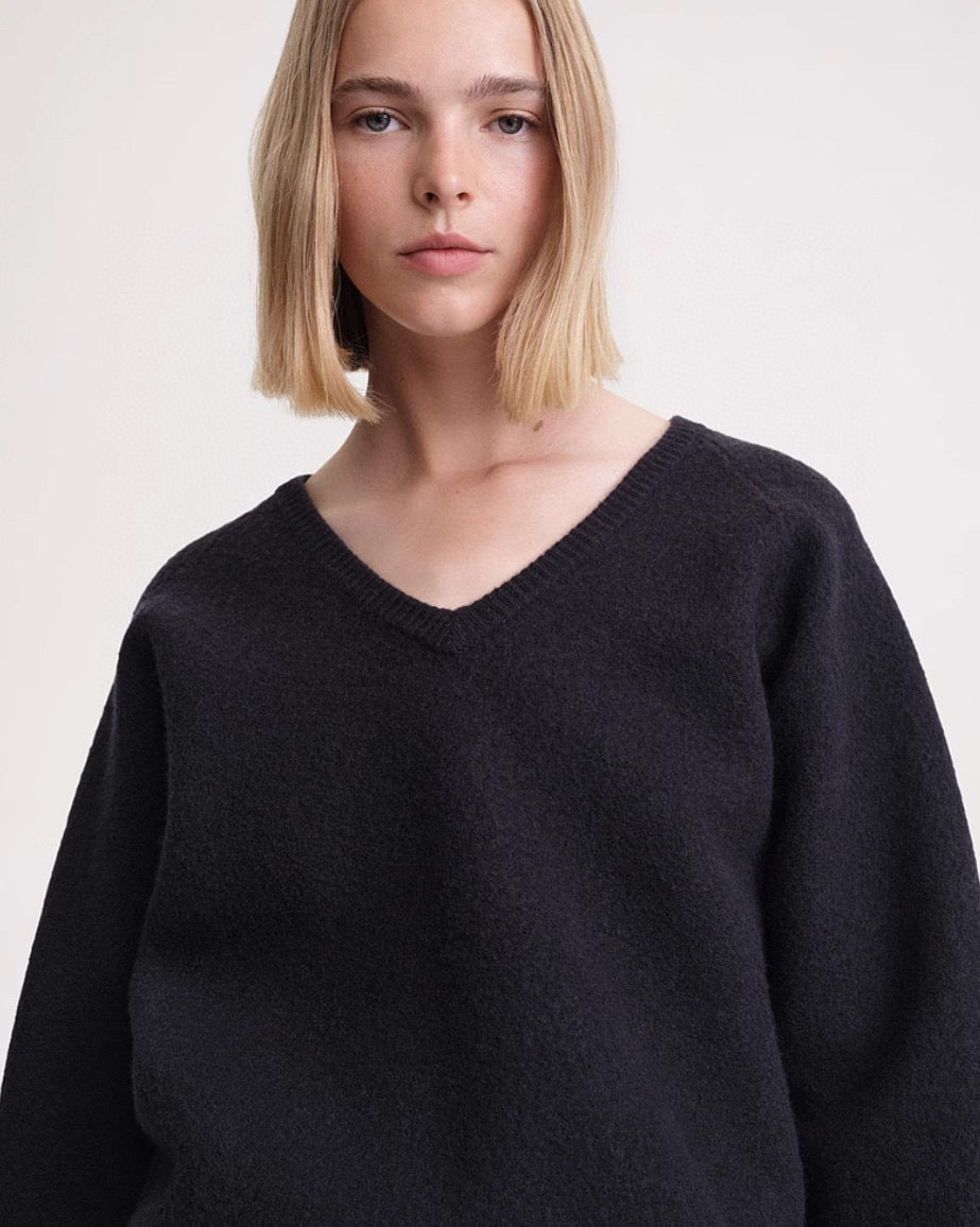 Toteme winter sweater pullover wool v-neck camel black long sleeve oversize drop shoulder 2311005TT