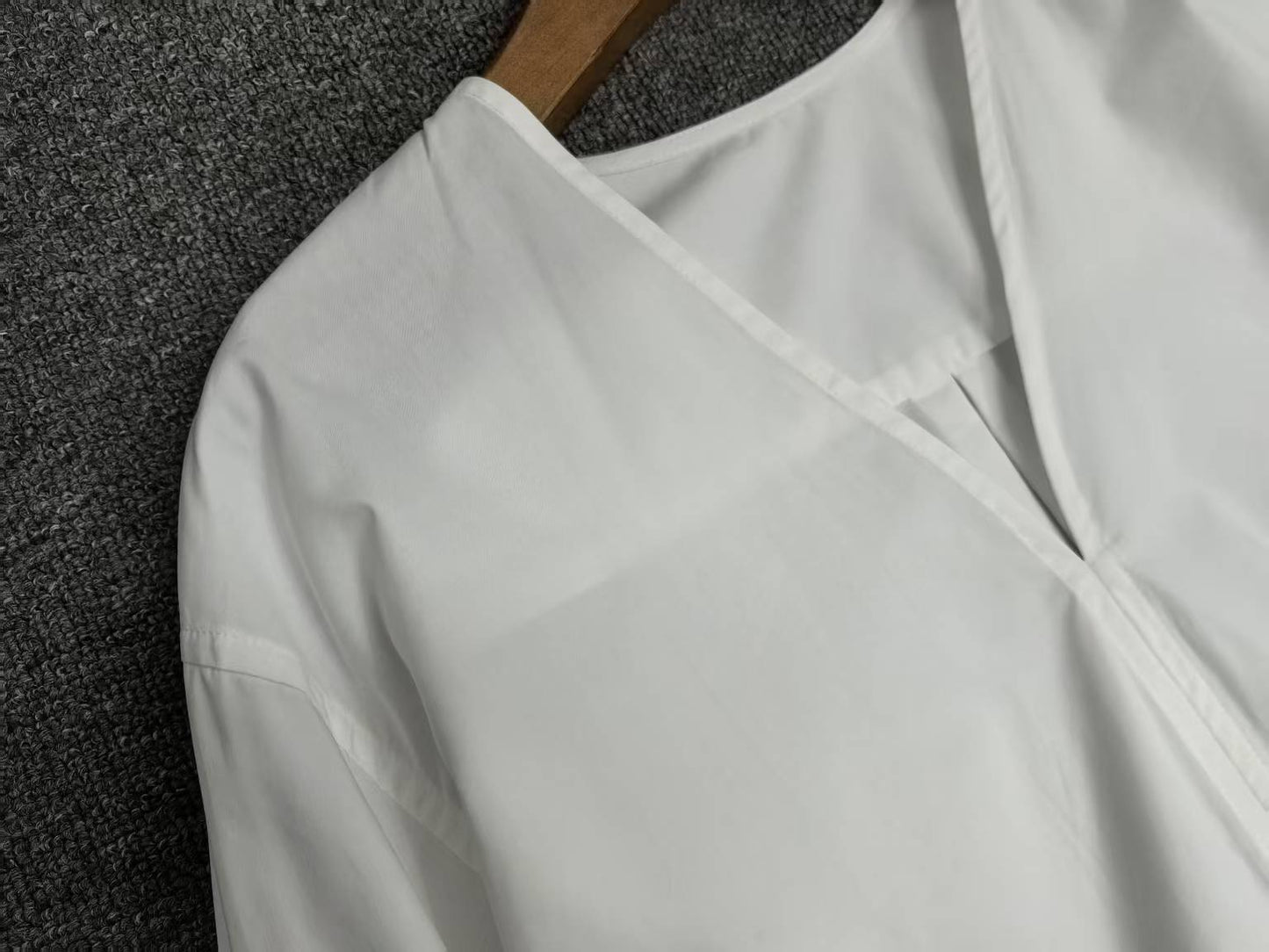 Toteme V-neck blouse white buttoned cuffs long sleeves box-pleat Cotton loose 2503025TT