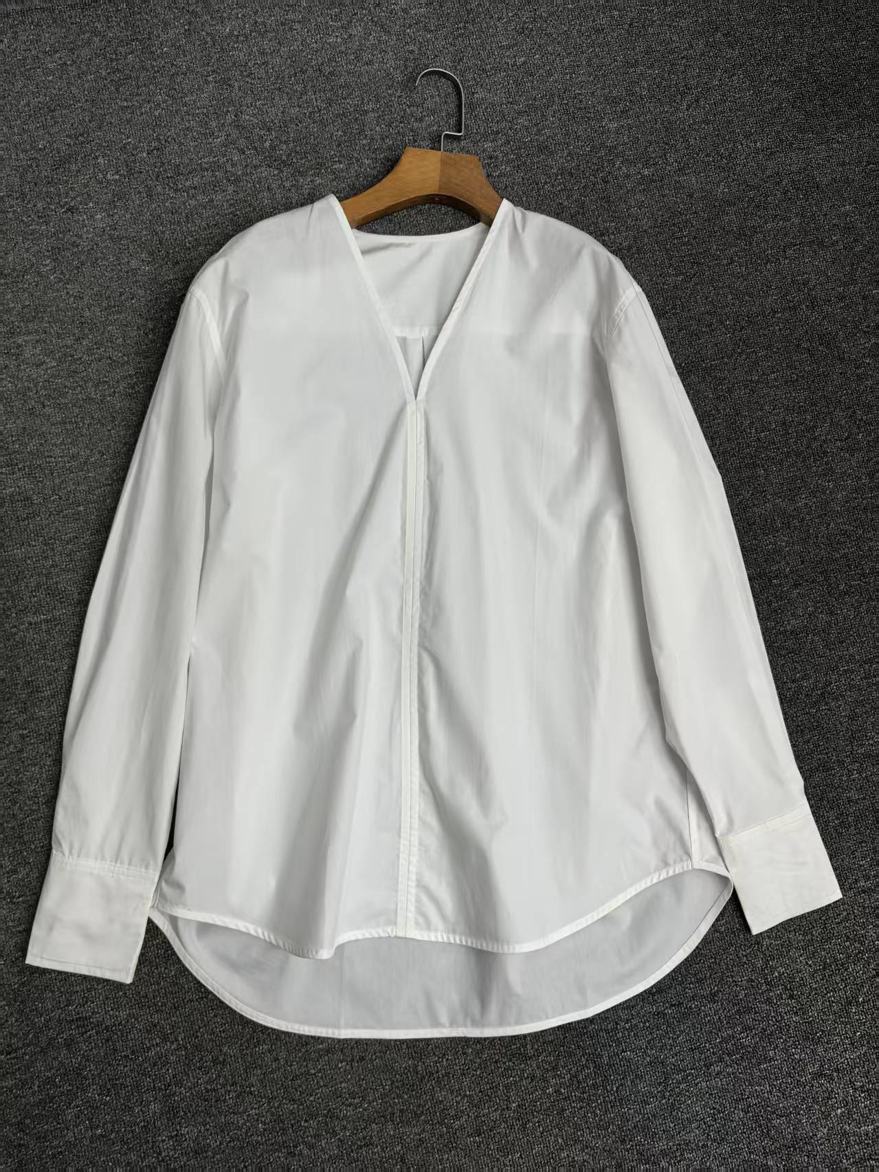Toteme V-neck blouse white buttoned cuffs long sleeves box-pleat Cotton loose 2503025TT