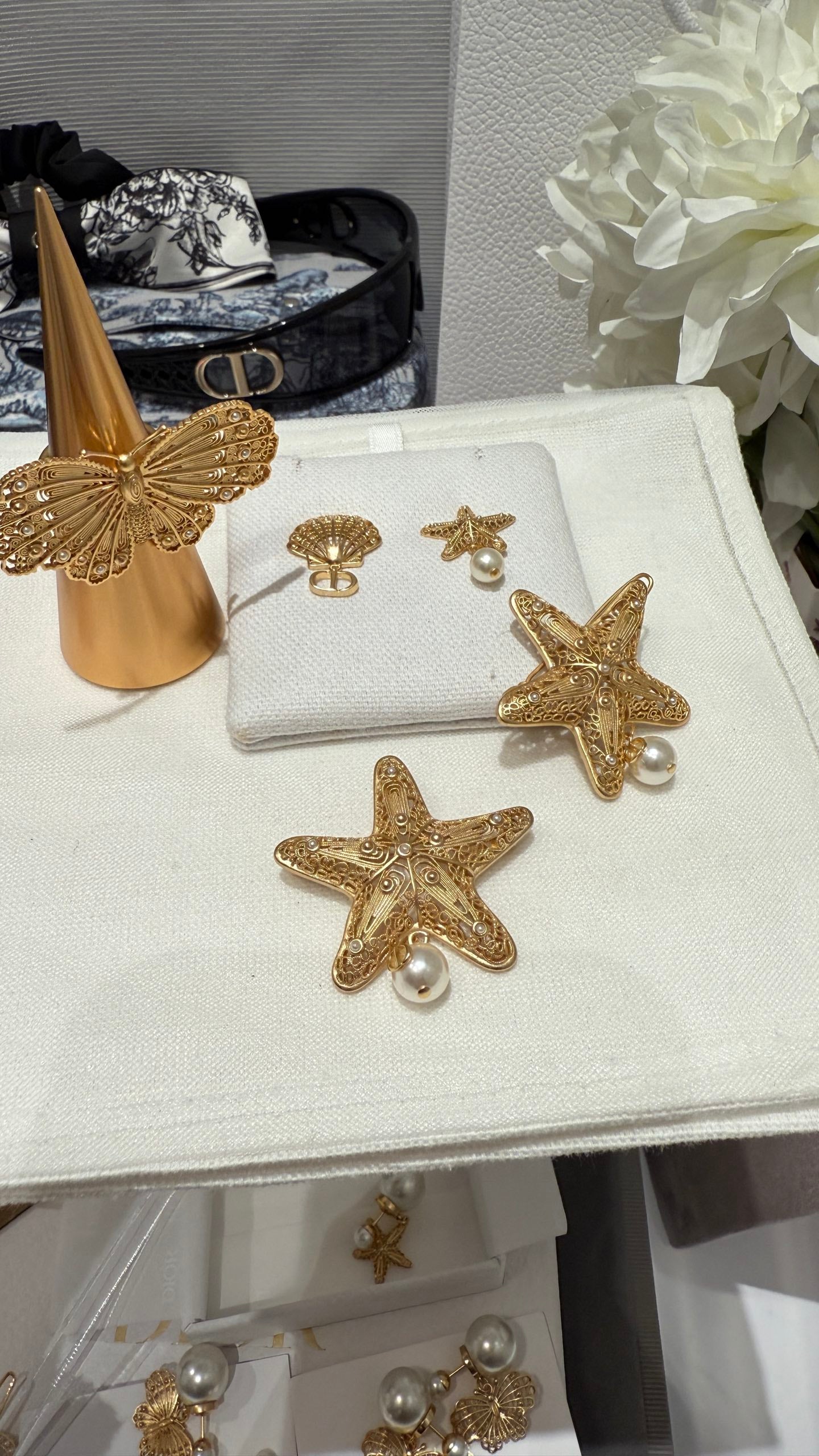 Dior Brooch Pin golden relief hollow-carved sea star flower patterns CD letters