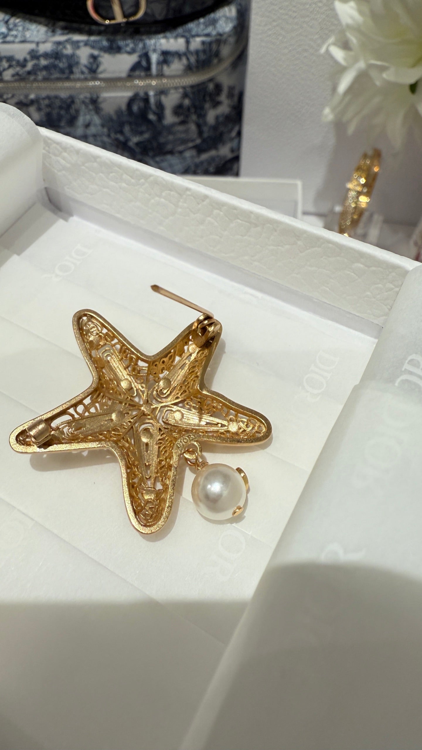 Dior Brooch Pin golden relief hollow-carved sea star flower patterns CD letters