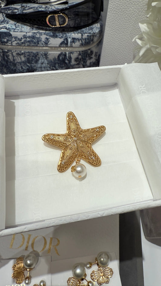 Dior Brooch Pin golden relief hollow-carved sea star flower patterns CD letters