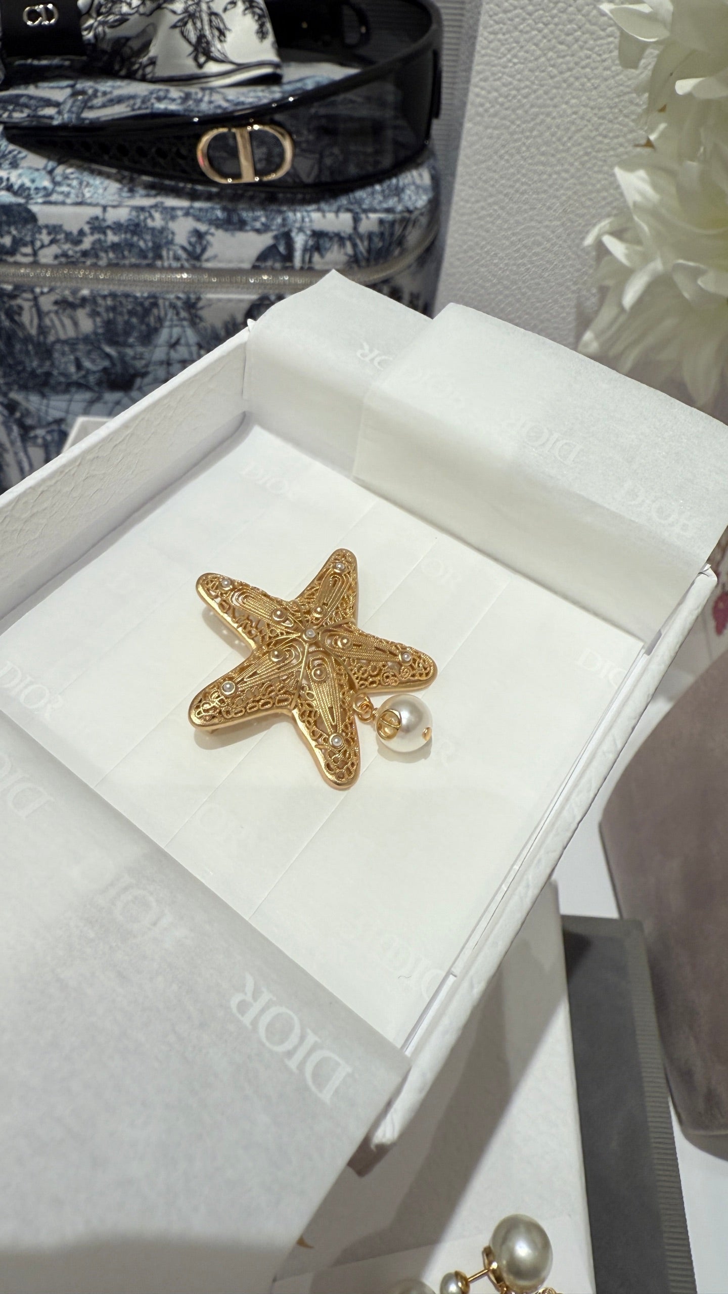 Dior Brooch Pin golden relief hollow-carved sea star flower patterns CD letters