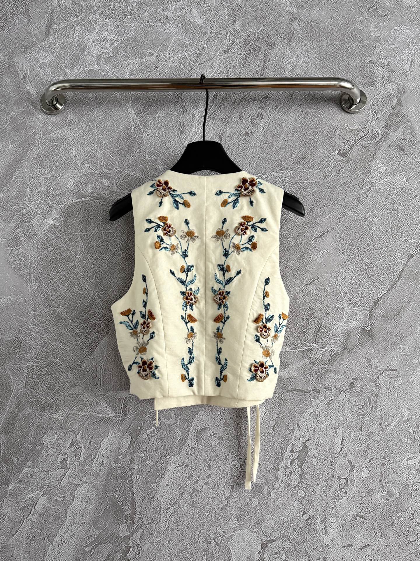 Agua linen vest shorts set beige embroidery flower wrap tops V-neck sleeveless zipper 2506073agua