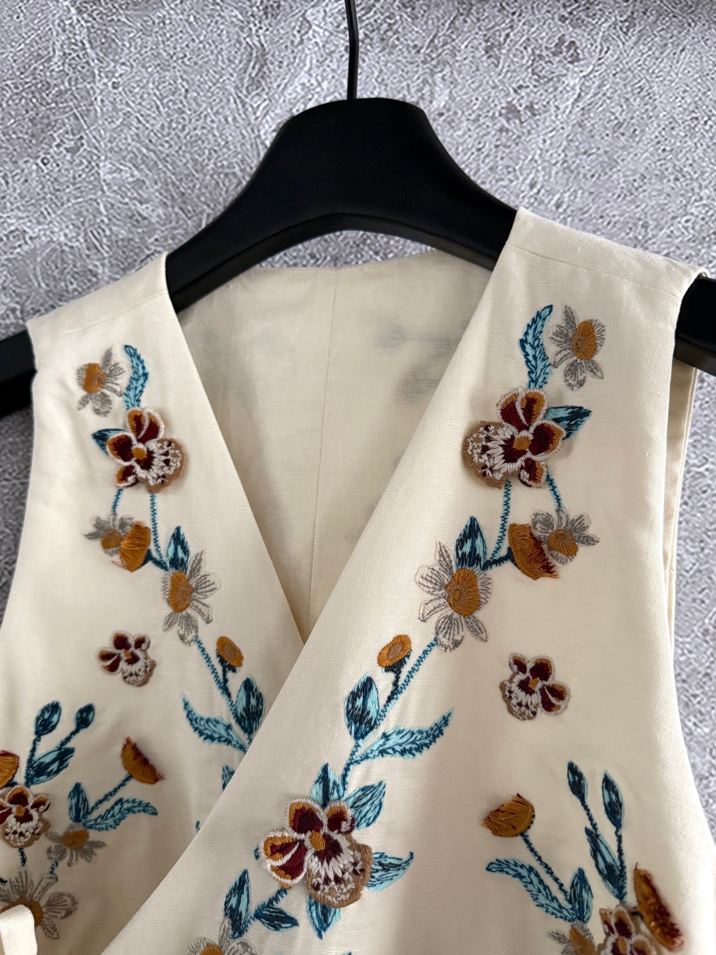 Agua linen vest shorts set beige embroidery flower wrap tops V-neck sleeveless zipper 2506073agua
