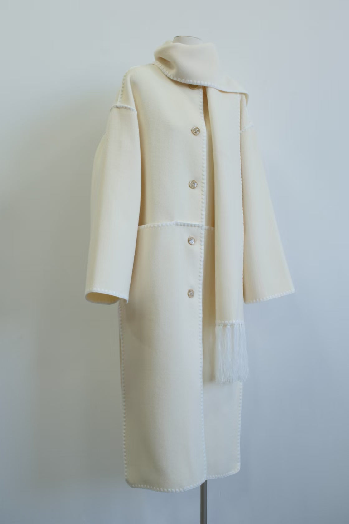 2412001TT Toteme Winter Coat Jacket Midi Length White Wool Blended Scarf Collar Pocket Tassel