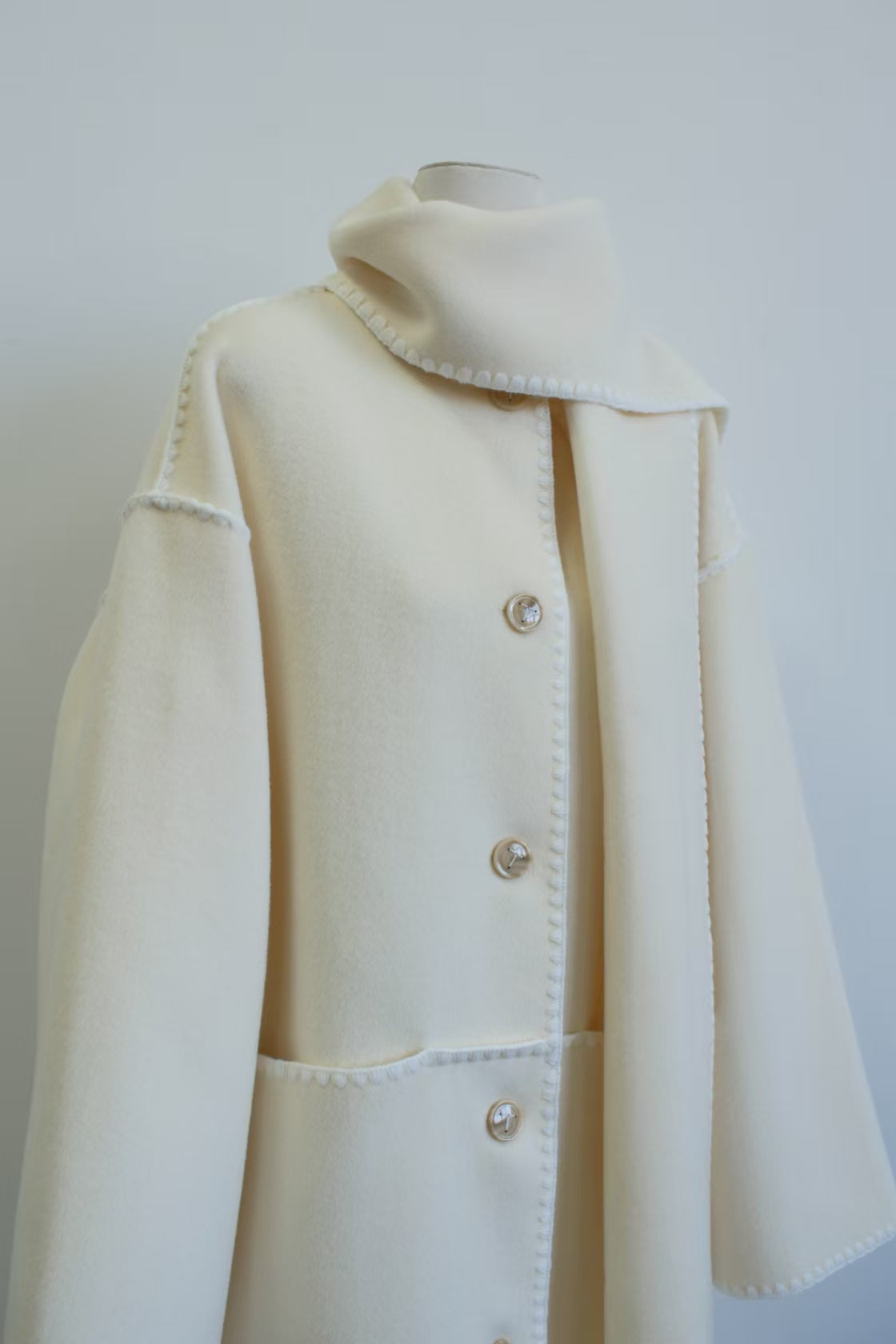 2412001TT Toteme Winter Coat Jacket Midi Length White Wool Blended Scarf Collar Pocket Tassel