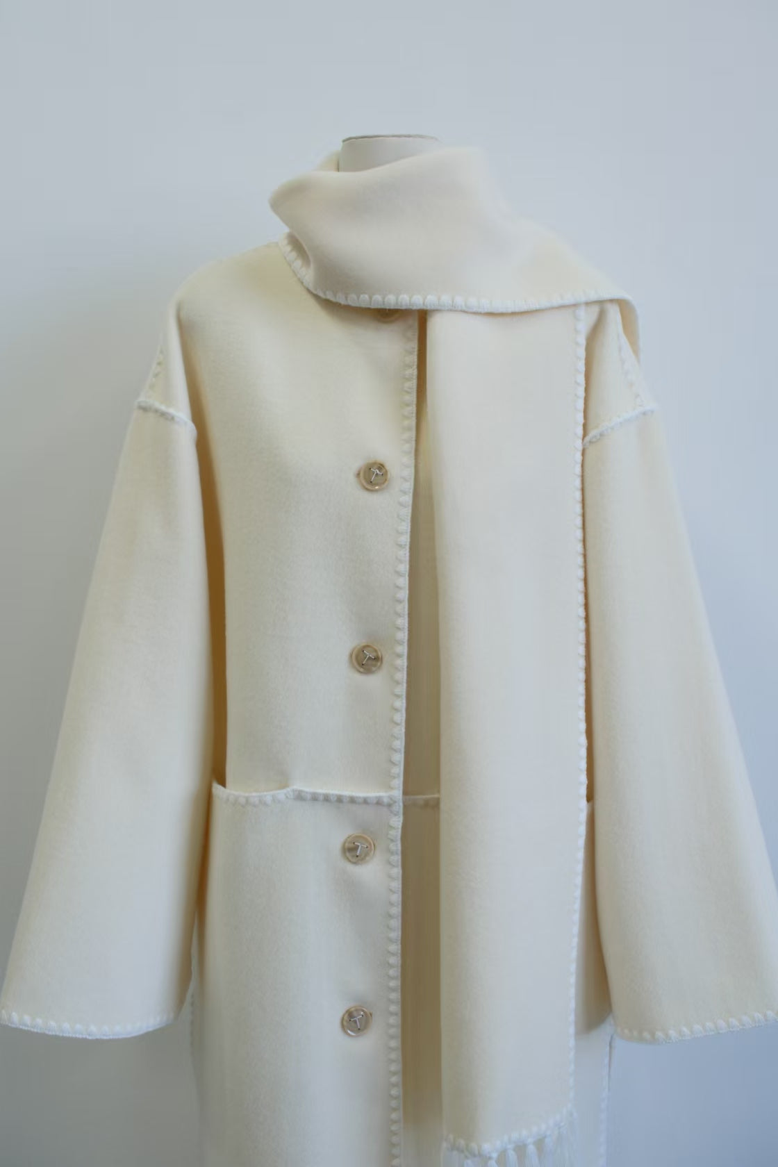 2412001TT Toteme Winter Coat Jacket Midi Length White Wool Blended Scarf Collar Pocket Tassel