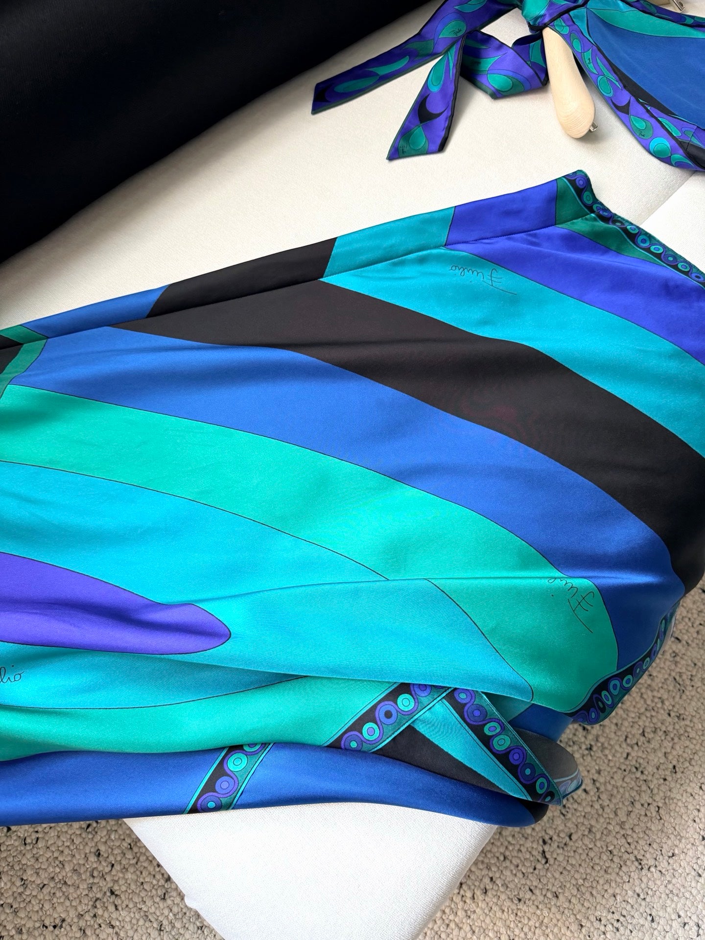 Pucci Abstract Retro Print Asymmetric Midi Skirt with Side Zipper for Resort and Events 2604085Pucci